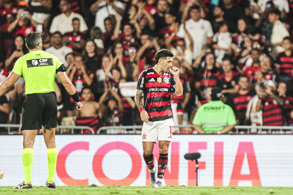 Flamengo goleia o Vitória por 8 x 0 e Pedro marca três gols