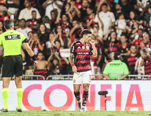 Flamengo goleia o Vitória por 8 x 0 e Pedro marca três gols