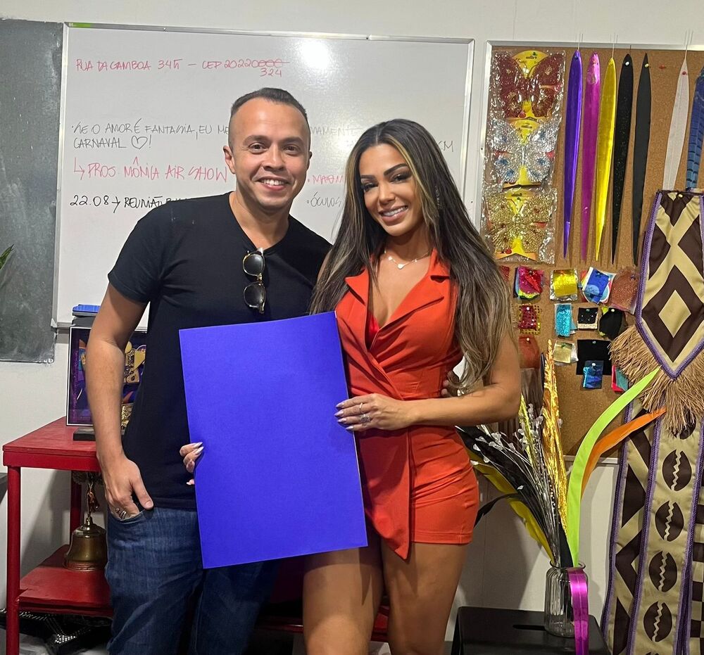 Letícia Guimarães exalta trabalho de Marcus Ferreira ao receber figurino da União da Ilha