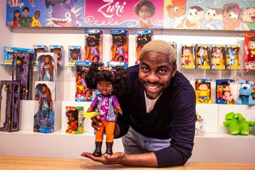 Lázaro Ramos volta como embaixador da nova boneca Zuri, da Novabrink