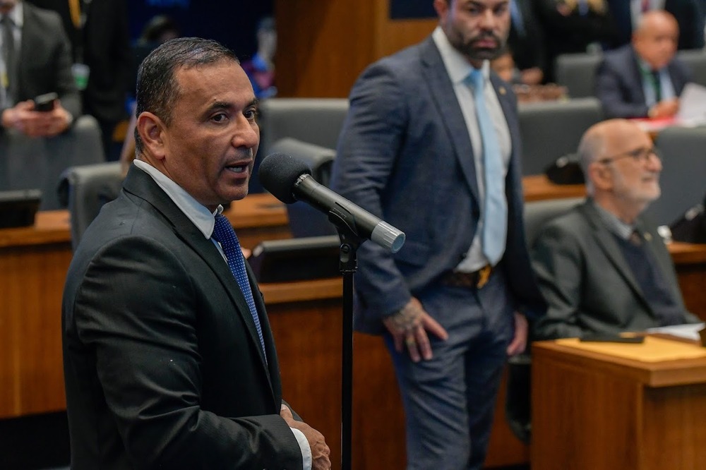 Lei de Renato Machado proíbe aparelhos no 'alto-falante' e prevê multa de quase mil reais