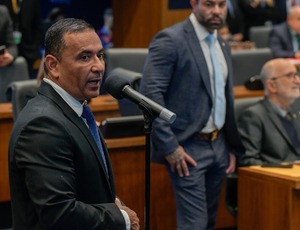 Lei de Renato Machado proíbe aparelhos no 'alto-falante' e prevê multa de quase mil reais