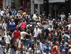População brasileira chega a 213,4 milhões em julho de 2025