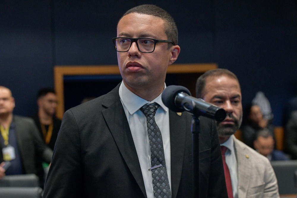 Deputado Douglas Gomes denuncia Carlos Minc por intolerância religiosa após ataque à oração de PMs