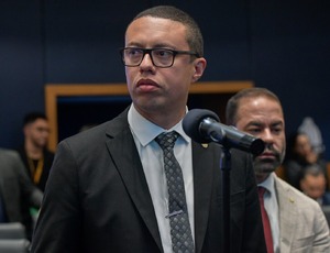 Deputado Douglas Gomes denuncia Carlos Minc por intolerância religiosa após ataque à oração de PMs