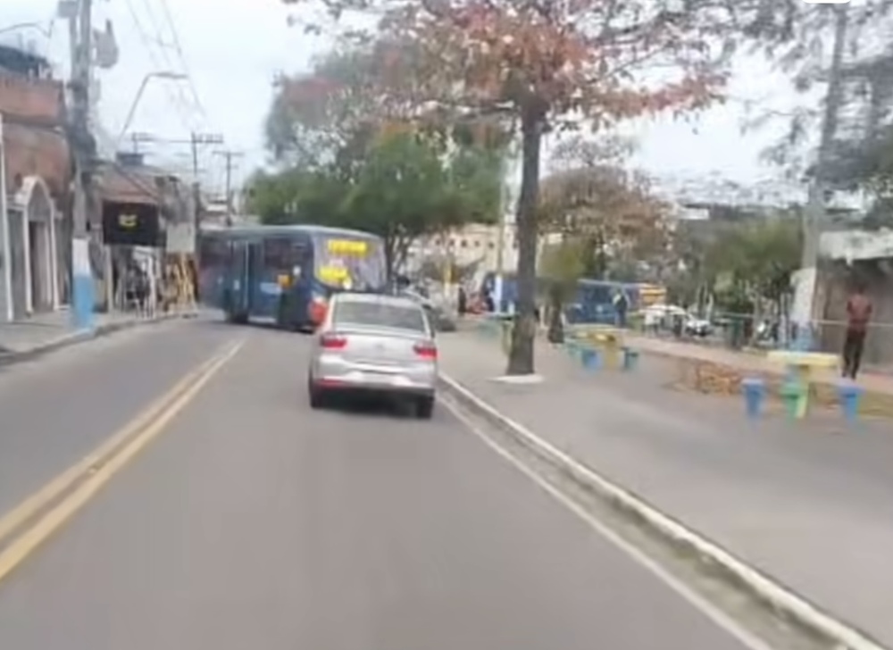 Terror em São João de Meriti: bandidos usam ônibus para bloquear ruas após operação do 21º BPM