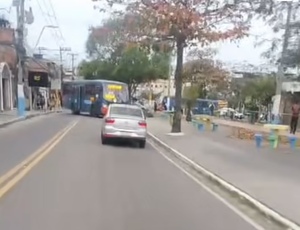 Terror em São João de Meriti: bandidos usam ônibus para bloquear ruas após operação do 21º BPM