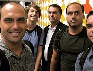 Bolsonaros em crise: Flávio festa, Eduardo foge, Carlos briga e Jair Renan vira piada em Santa Catarina 'Tiririca de Balneário'