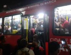 Lula caiu na propaganda enganosa de Quaquá e quer replicar modelo de Transporte de Maricá, mas vereador Netuno mostra o caos da superlotação que coloca crianças em risco em cima do motor