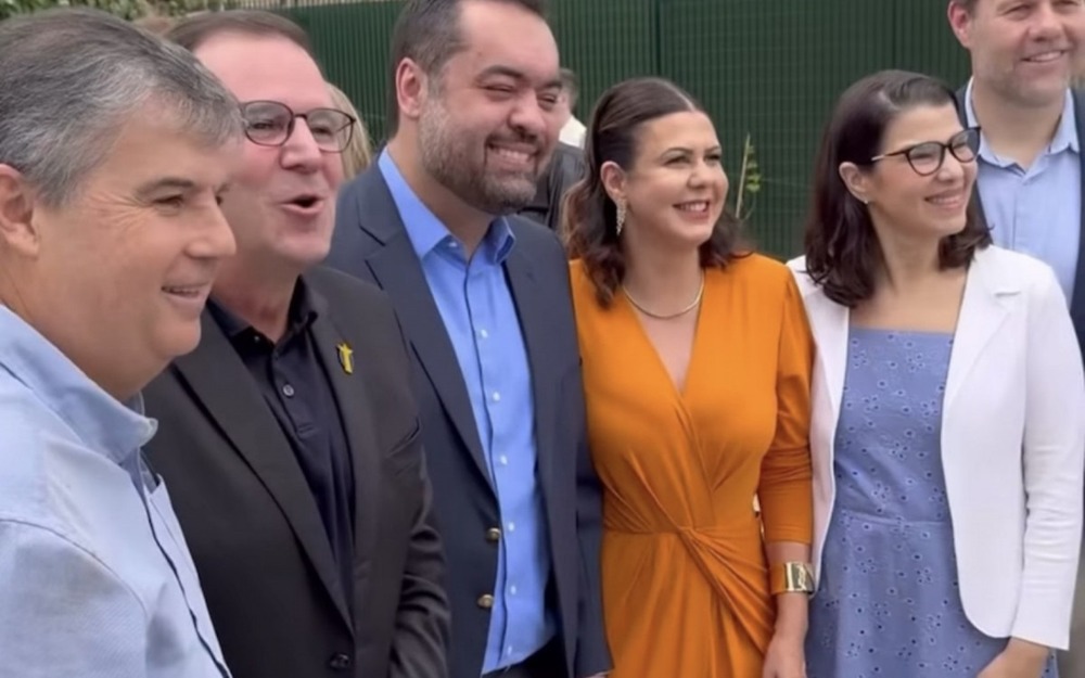 Paes e Castro trocam risadas juntos em Vassouras após governador negar dobradinha. Já Washington Reis preferiu ir fazer campanha em Piraí e Resende
