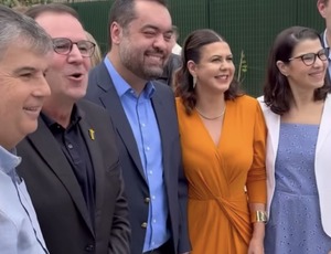 Paes e Castro trocam risadas juntos em Vassouras após governador negar dobradinha. Já Washington Reis preferiu ir fazer campanha em Piraí e Resende