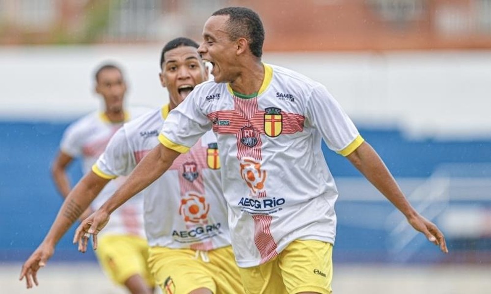 Santa Cruz larga na frente na final da Série C do Rio