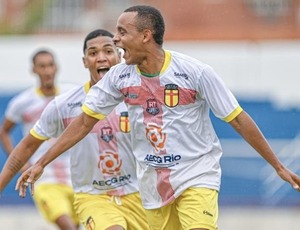 Santa Cruz larga na frente na final da Série C do Rio