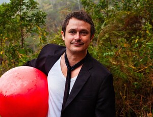 Gui Fleming apresenta 'Meio Avoado' no Sesi Macaé, em outubro
