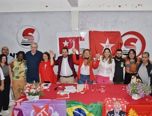 Anderson Batata toma posse como presidente do PT de Nova Iguaçu em cerimônia representativa.