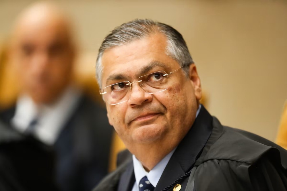 Mulher tenta agredir Flávio Dino durante voo e é levada pela Polícia Federal