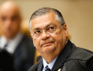 Mulher tenta agredir Flávio Dino durante voo e é levada pela Polícia Federal