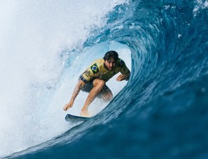 Yago Dora é campeão mundial de surfe profissional