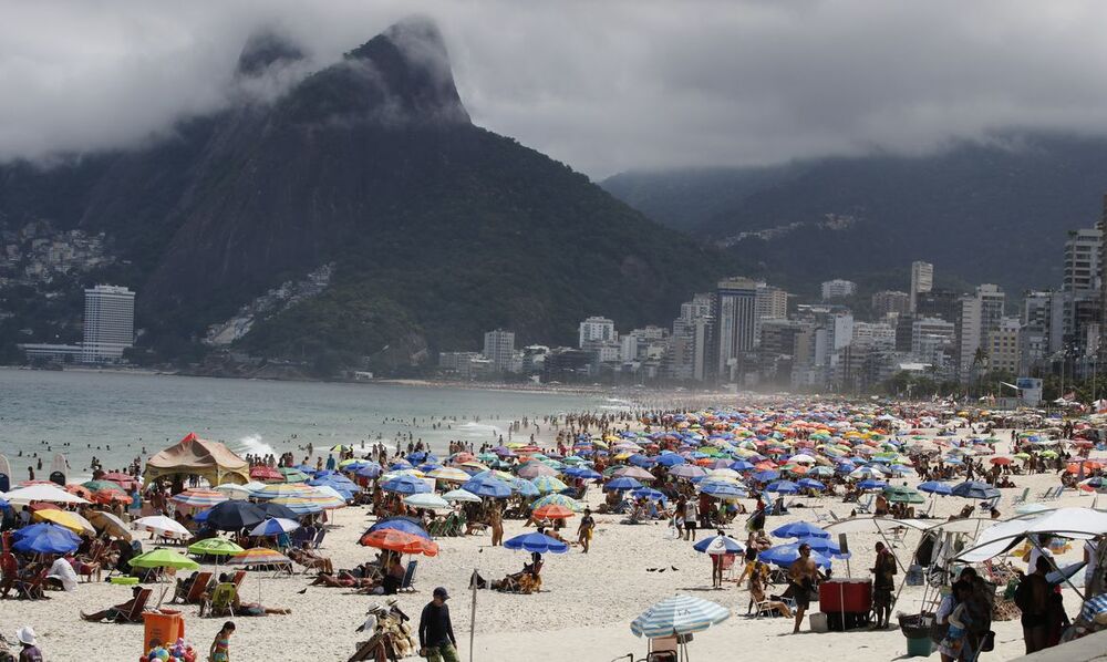 Rio flexibiliza medidas restritivas e libera praia aos finais de semana 