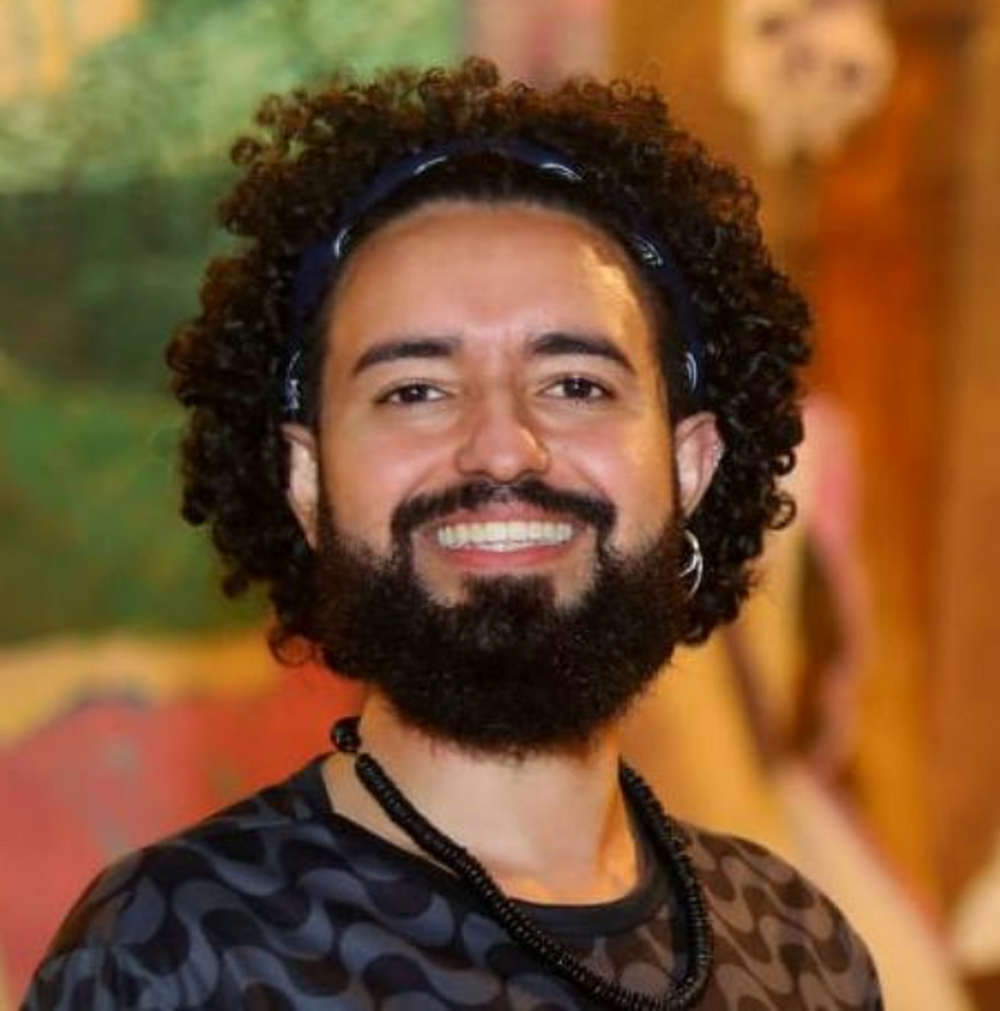 Regente do Coro LGBTQIA+ da Rocinha e integrante do corpo estável do Coro do Theatro Municipal do Rio de Janeiro.