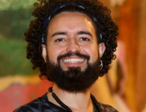 Regente do Coro LGBTQIA+ da Rocinha e integrante do corpo estável do Coro do Theatro Municipal do Rio de Janeiro.