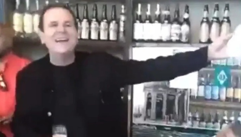Eduardo Paes se desculpa após viralizar vídeo em que aparece cantando sem máscara em bar