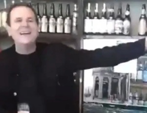 Eduardo Paes se desculpa após viralizar vídeo em que aparece cantando sem máscara em bar