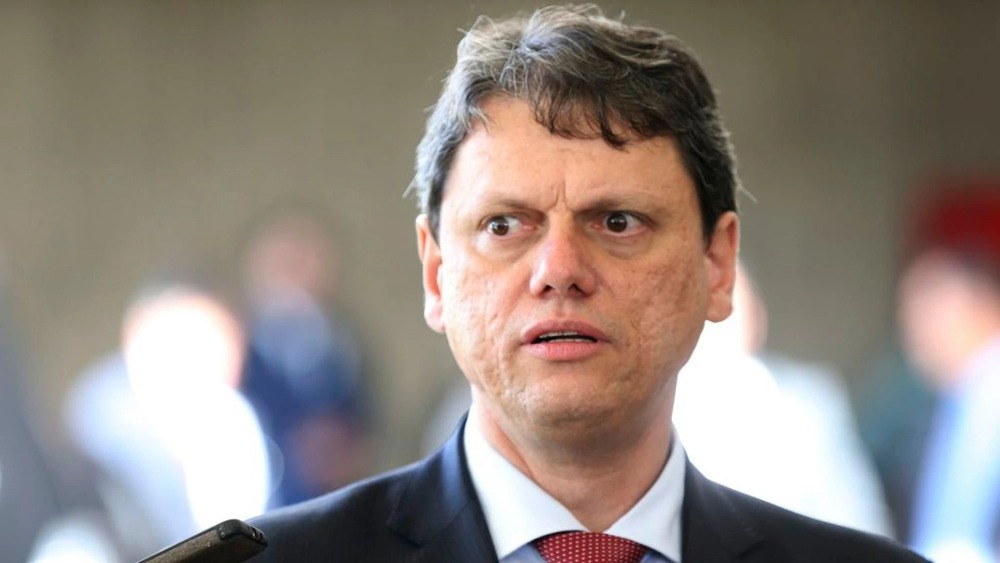 Deputado do PT afirma que Tarcísio tentou obstruir a Justiça e pede ao STF a retenção do passaporte do Governador