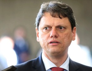 Deputado do PT afirma que Tarcísio tentou obstruir a Justiça e pede ao STF a retenção do passaporte do Governador