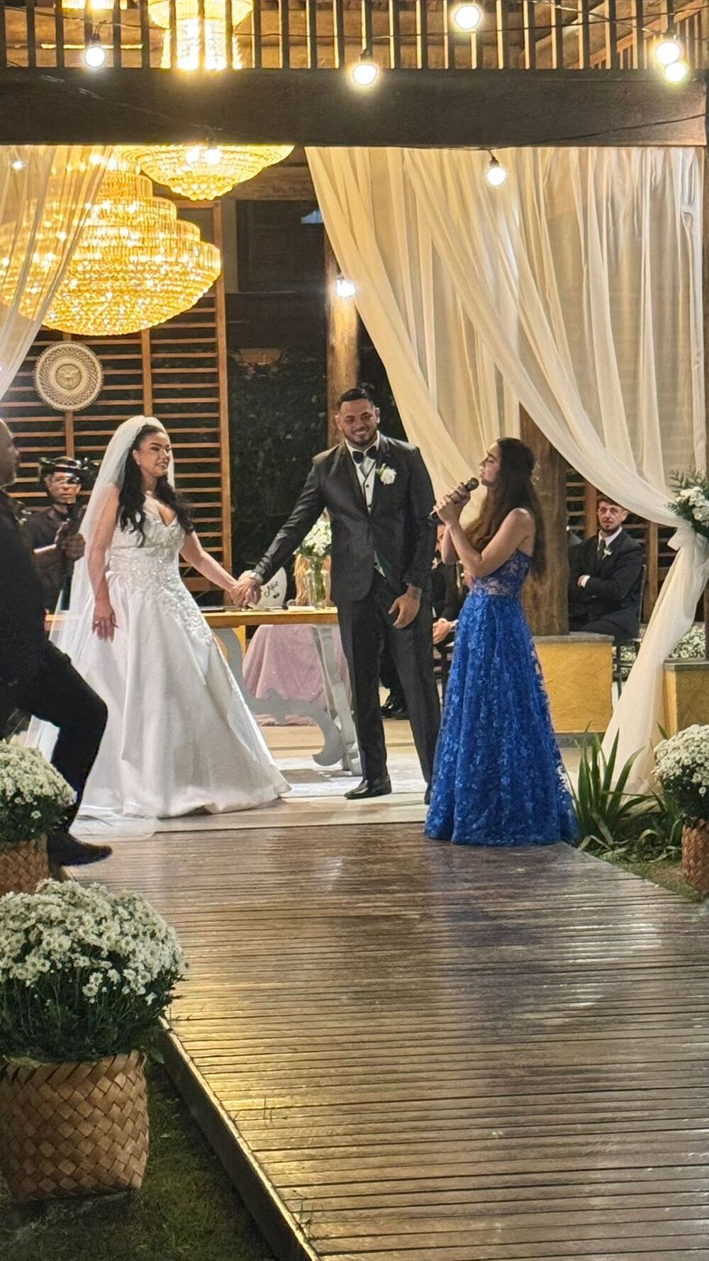 Wenny, irmã de Lexa, canta no casamento do pai, Cacau Júnior, com a arquiteta Ellis Farias e emociona convidados