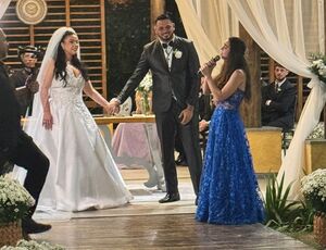 Wenny, irmã de Lexa, canta no casamento do pai, Cacau Júnior, com a arquiteta Ellis Farias e emociona convidados