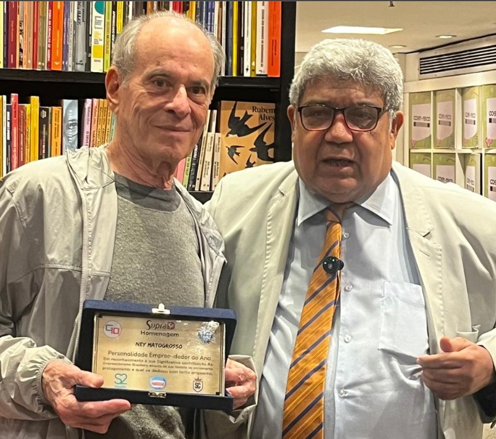 Ney Matogrosso é homenageado pelo Grupo G10 no lançamento de livro infantil no Leblon