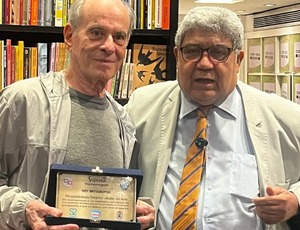 Ney Matogrosso é homenageado pelo Grupo G10 no lançamento de livro infantil no Leblon