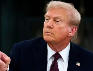 Trump se irrita e manda jornalista se calar: 