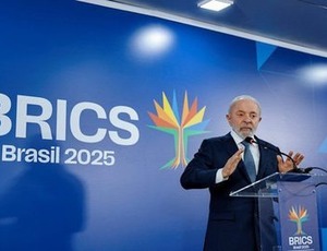 Frente a 'chantagem tarifária', Lula conclama líderes do Brics a 'refundar' sistema de comércio