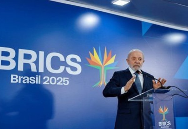 Frente a 'chantagem tarifária', Lula conclama líderes do Brics a 'refundar' sistema de comércio