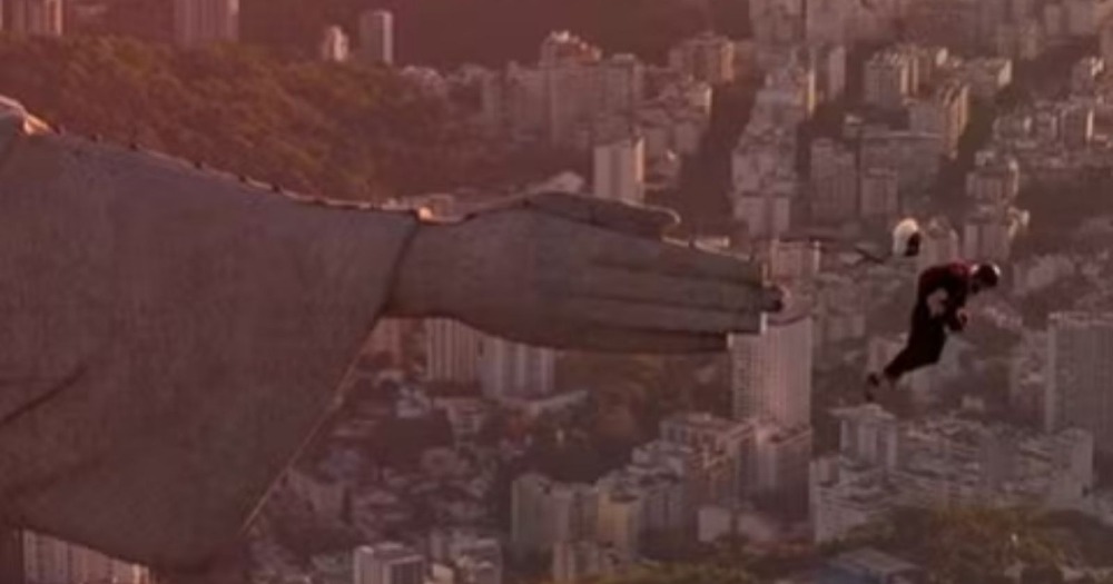 Homem salta do Cristo Redentor após invasão; veja vídeo