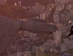 Homem salta do Cristo Redentor após invasão; veja vídeo