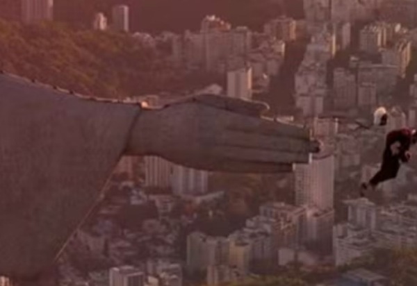 Homem salta do Cristo Redentor após invasão; veja vídeo