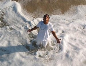 Sucesso nas redes, Emmano saúda Iemanjá e mergulha em nova fase espiritual com o single “Rainha do Mar”