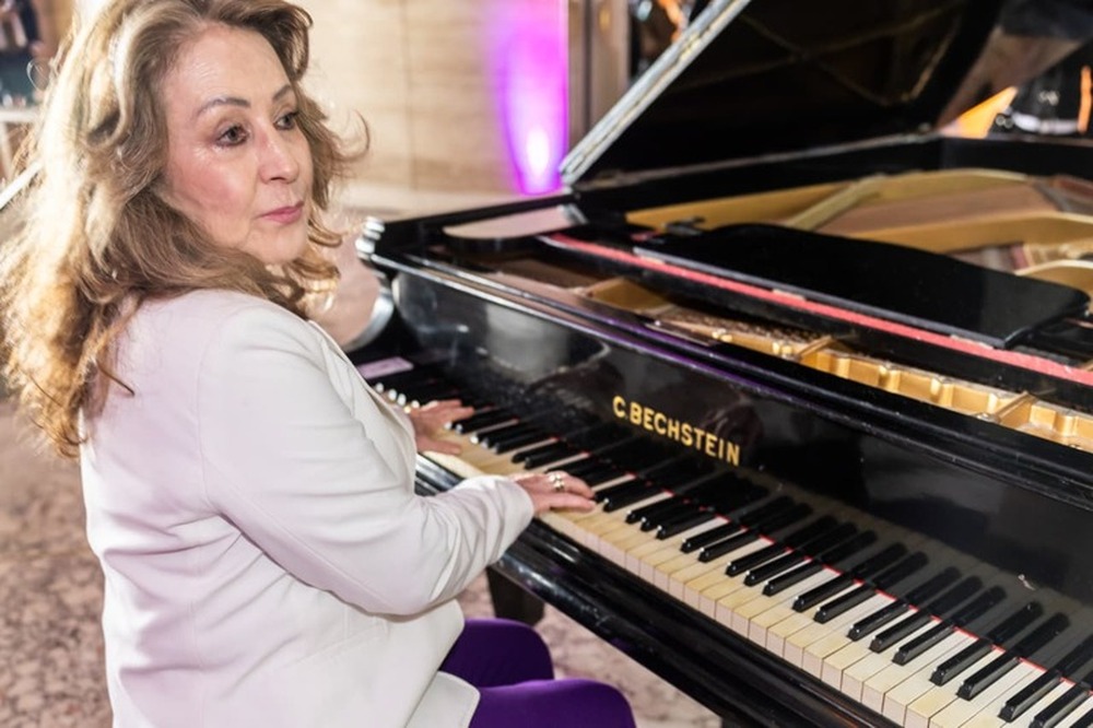 Betth Ripolli toca clássicos da música popular brasileira e encanta grande público na 4ª edição do Women Invest Summit, no Jockey Club de São Paulo