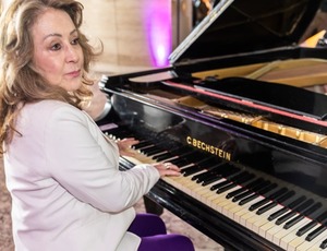 Betth Ripolli toca clássicos da música popular brasileira e encanta grande público na 4ª edição do Women Invest Summit, no Jockey Club de São Paulo