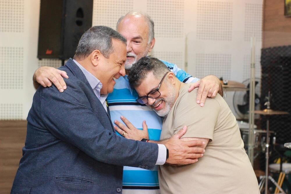 Dr. Rui participa de culto na Igreja Evangélica Eu Sou de Jesus e destaca fé, amizade e compromisso social