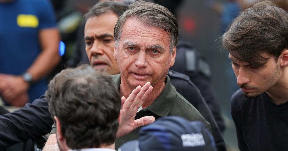 Carlos Bolsonaro se revolta com escolta armada para o pai em hospital: Humilhação
