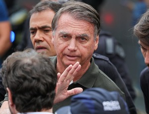 Carlos Bolsonaro se revolta com escolta armada para o pai em hospital: Humilhação