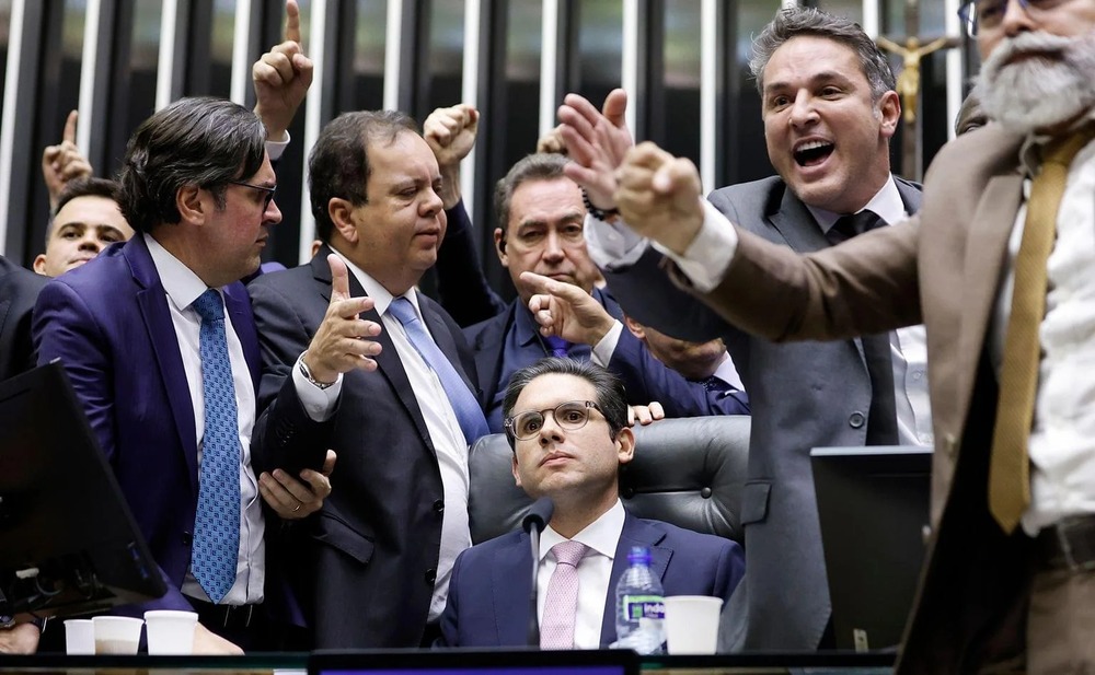 Teste de fogo para Hugo Motta: anistiar ou preservar a democracia?