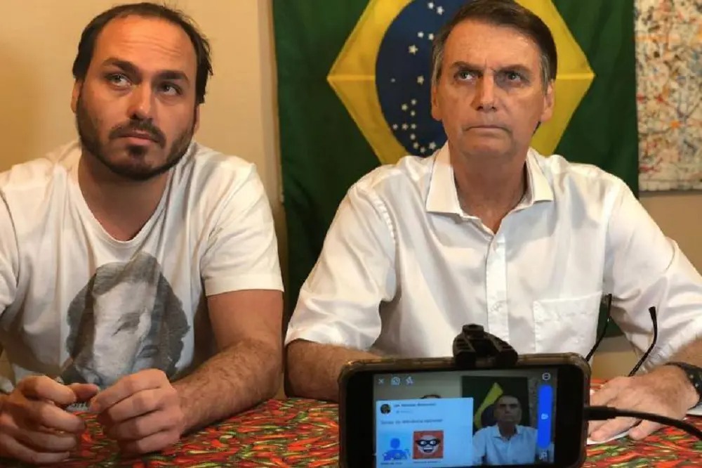 Jair Bolsonaro pode estar com câncer, diz Carluxo em live
