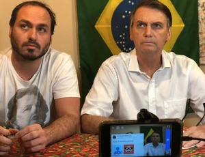 Jair Bolsonaro pode estar com câncer, diz Carluxo em live