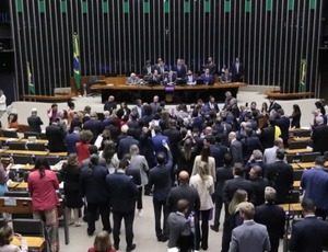 Urgência da anistia é aprovada com 311 votos e trava pauta de projetos sociais