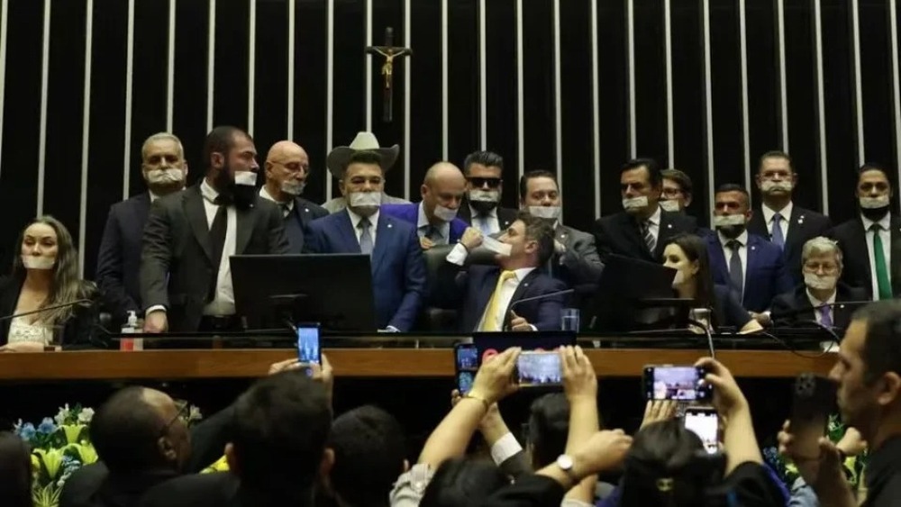 A República Sitiada: Quando o Parlamento negocia com o Crime